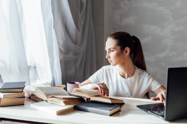 Kız işleri bilgisayarda kitap okur