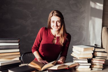 gönüllülük a kitap kütüphanede kız sınava hazırlanıyor