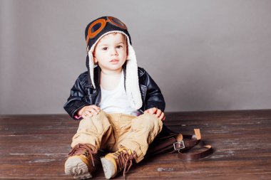 Küçük çocuk pilot uçaklarda oynuyor çocuklar.