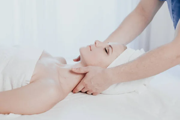 Mooi meisje maken massage therapie nek in Spa — Stockfoto