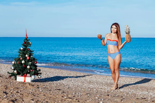 크리스마스와 새 해에 대 한 리조트에서 열 대에 있는 여자 — 스톡 사진