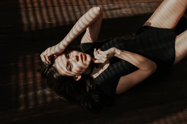 Sexy chica acostada en el suelo en su ropa interior —  Fotos de Stock