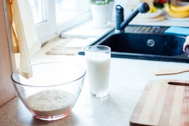 Mutfak masası süt yumurtaları un ürünleri yiyecek