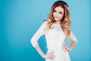 Gelinlikli gelin mavi arka planda