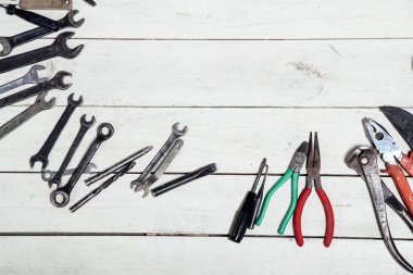 İnşaat çekiçleri tornavida tamir aleti penseleri tahtada