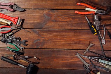 Tahtadaki çekiçler tornavida tamir aletleri.