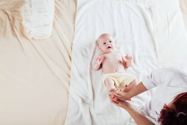 Anak kecil ibu bayi melakukan pijat tangan dan kaki — Stok Foto