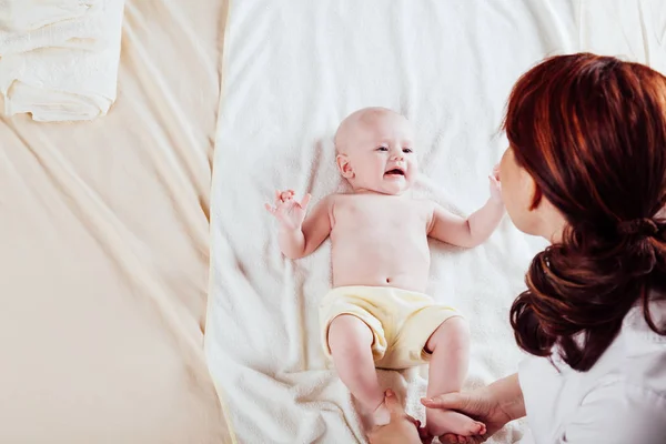 Anne oğlunun bebek aile ile konuşuyor — Stok fotoğraf