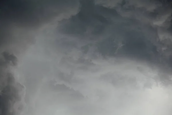 Graue Unwetterwolken vor dem Regen — Stockfoto