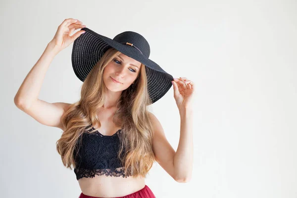 Vacker flicka i en hatt med en brätte mode — Stockfoto
