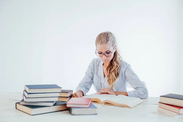 Chica de negocios Secretario lee libros se está preparando para el examen — Foto de Stock