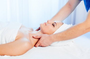 Masör kız spa 'da masaj yapıyor.
