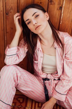güzel kadın yatak odasında pembe pijama
