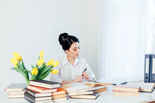 Chica leyendo libro en la mesa en el negocio de la Oficina — Foto de Stock