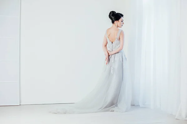 Noiva em vestido de noiva na sala branca — Fotografia de Stock