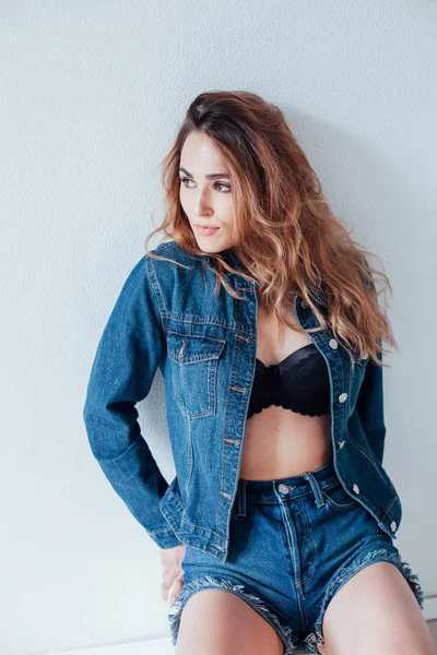 Portrait d'une belle femme à la mode en lingerie et short en denim — Photo