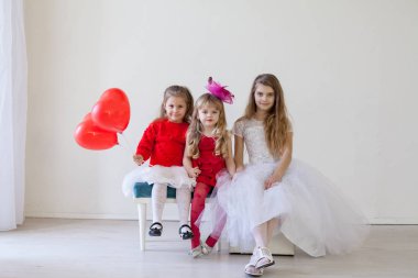 Kırmızı beyaz doğum günü partisinde kız arkadaşlar