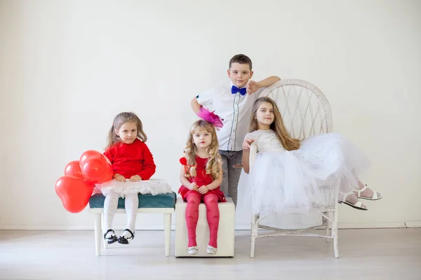 Ragazzo e ragazze amici sulla festa di compleanno bianco rosso — Foto Stock