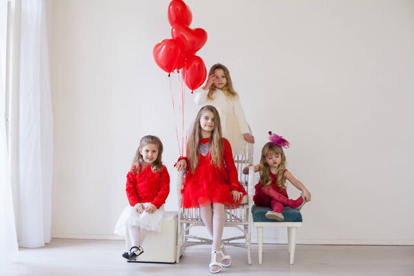 Друзья девушки на красно-белом дне рождения
