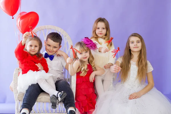 Pojke och flicka med röda hjärtformade ballonger på semester — Stockfoto