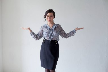 Güzel, modaya uygun Asyalı kadın ellerini gösteriyor.