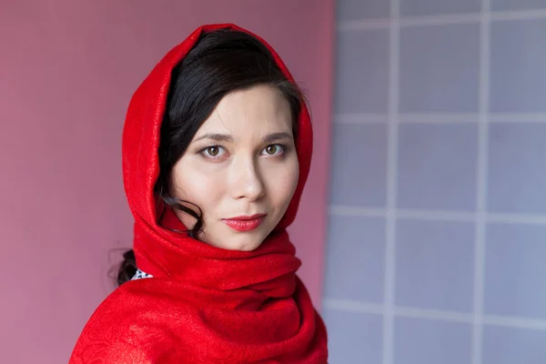 漂亮时髦的亚洲女人画像，头上戴着红色头巾 — 图库照片