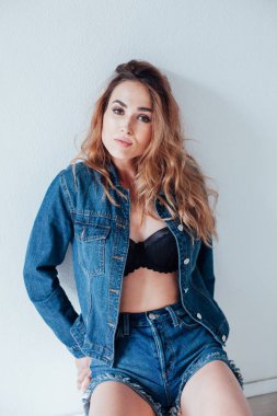 Siyah iç çamaşırı ve kot giyen güzel sarışın kadın.