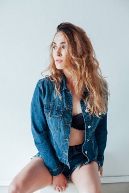 Siyah iç çamaşırı ve kot giyen güzel sarışın kadın.