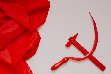 Rusya 'nın Sovyetler Birliği ortak tarihinin kırmızı orak ve çekiç sembolü