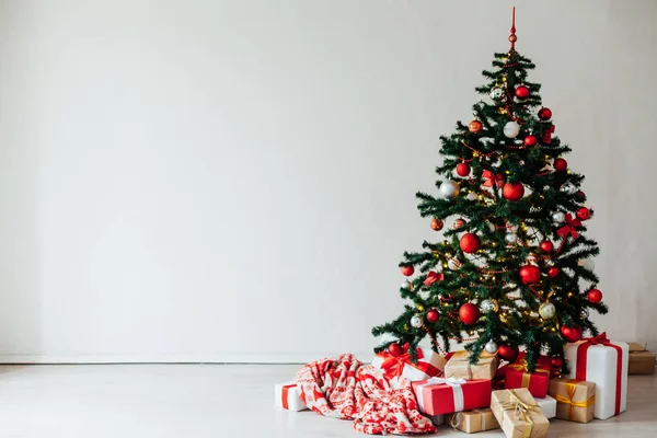 El árbol de Navidad con los regalos de la decoración roja para un nuevo año el invierno diciembre —  Fotos de Stock