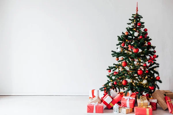 El árbol de Navidad con los regalos de la decoración roja para un nuevo año el invierno diciembre —  Fotos de Stock