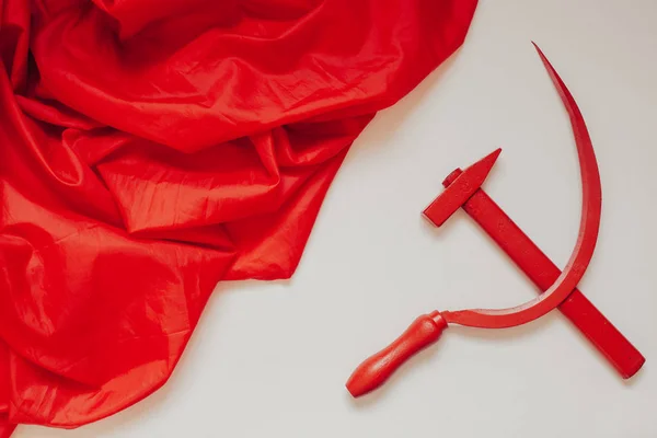 Красный серп и молот символ истории коммунизма Советского Союза России — стоковое фото