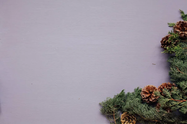 Weihnachten Spielzeug festliche Geschenke Dekor Neujahr auf lila Hintergrund — Stockfoto