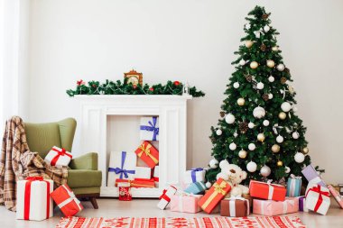 Noel ağacı ve yeni yıl hediyeleri, klasik bayram süsü.