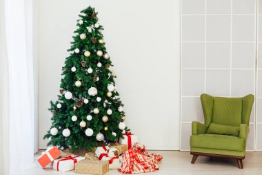 Noel ağacında hediyeler var. Yeni yıl dekorasyonu. Arka planda klasik tatil.