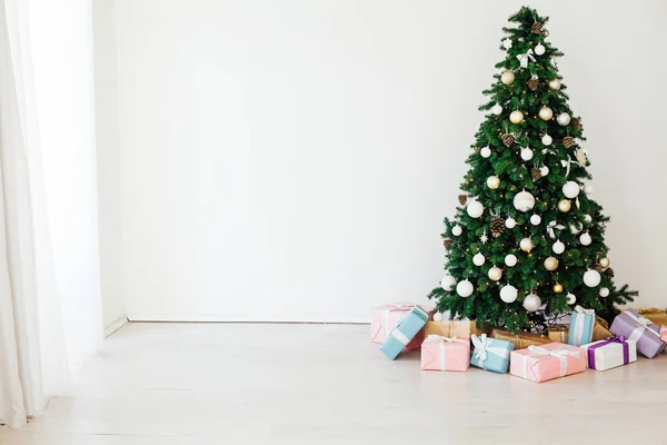 Árbol de Navidad con regalos de año nuevo decoración vacaciones vintage —  Fotos de Stock