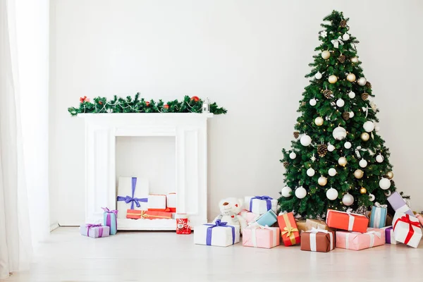 Árbol de Navidad con regalos de año nuevo decoración vacaciones vintage —  Fotos de Stock