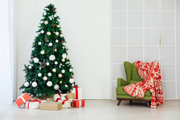 Árbol de Navidad con regalos decoración interior año nuevo vacaciones vintage como fondo —  Fotos de Stock