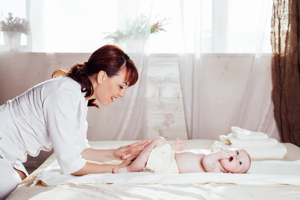 Masaj yaparken küçük çocuk bebek doktoru — Stok fotoğraf