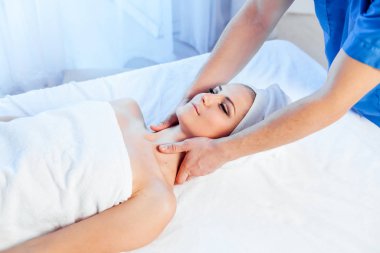 Masör kız spa 'da masaj yapıyor.
