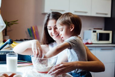 Anne ve oğul un pasta hazırlamak