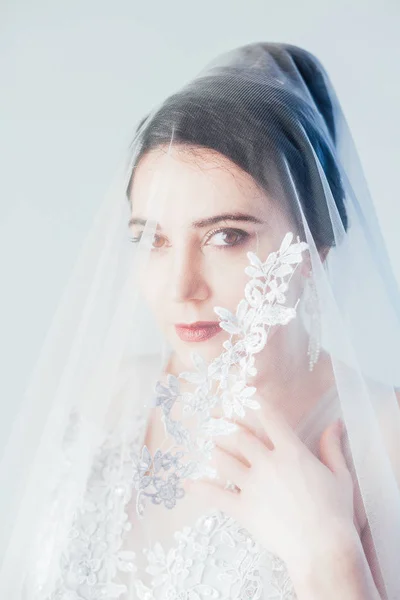 Retrato de una novia en un vestido de novia — Foto de Stock