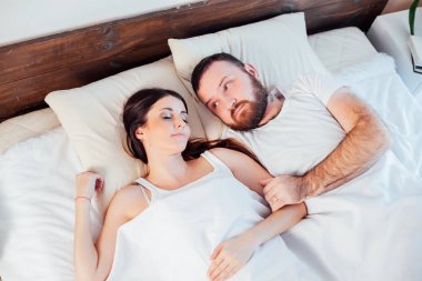 Yatak rüyada bir adamla bir kadın sabah uyandım