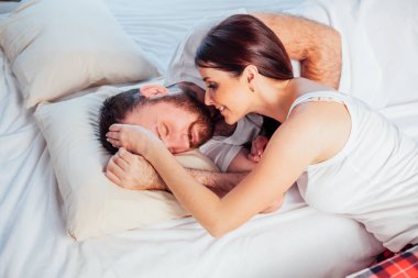 Bir kadın sabah kalkar, aile babası.