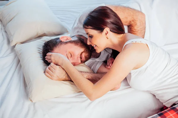 Una mujer se despierta por la mañana, el hombre de la familia — Foto de Stock