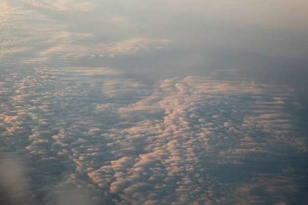 Nuages au coucher du soleil de l'avion dans le paysage du ciel — Photo