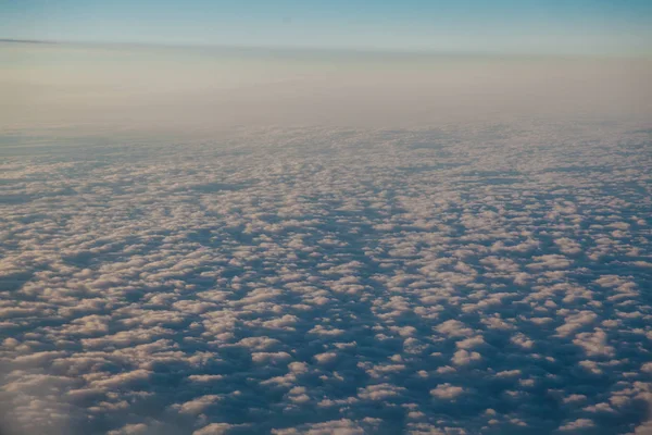 Létání nad mraky v západu slunce na šířku z letadla — Stock fotografie
