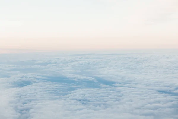 Terbang di atas awan di pemandangan matahari terbenam dari pesawat — Stok Foto