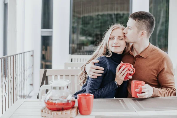 Husband and wife on holiday drink hot chocolate coffee tea — Stock Photo, Image