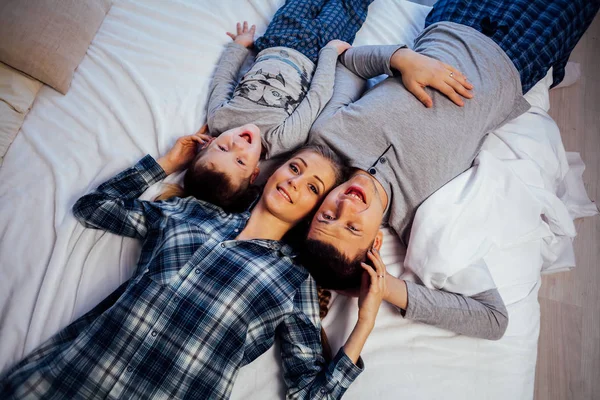 Mom dad son in the morning in bed — Stock Photo, Image